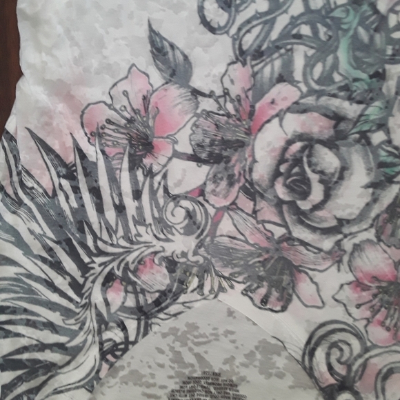 Sheer flowered v-neck t-shirt - Picture 7 of 11